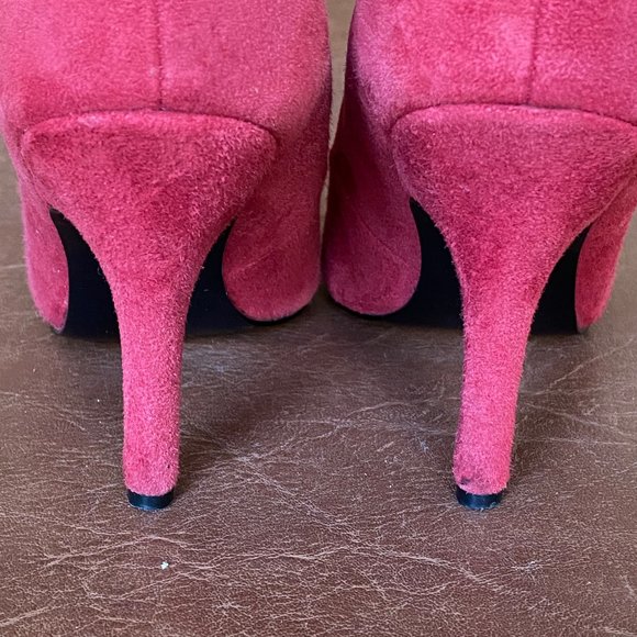 Nine West 6M Red Suede with Gold Toe Cap Pump - Picture 10 of 15